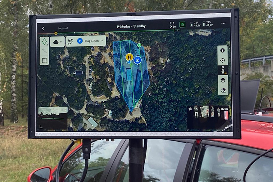 Foto von einem Monitor im Gelände, auf dem das Interface zur Drohnenbedienung angezeigt wird 